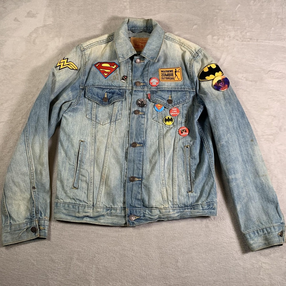 VTG Levis Trucker Denim Jacket Mens M Blue Light Wash Patches Pins DC Comics